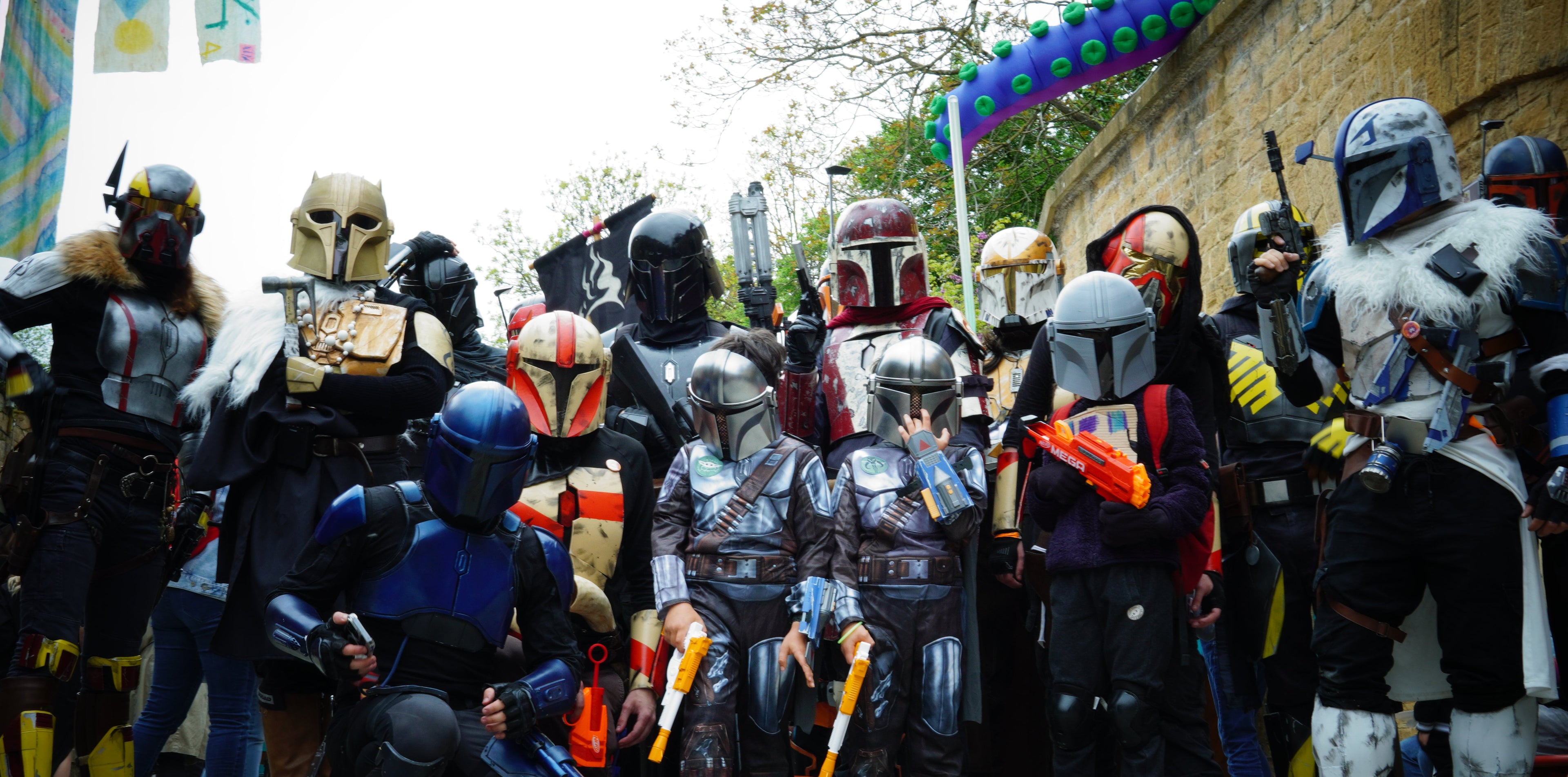 Groupe de cosplayeurs en armures Mandaloriennes