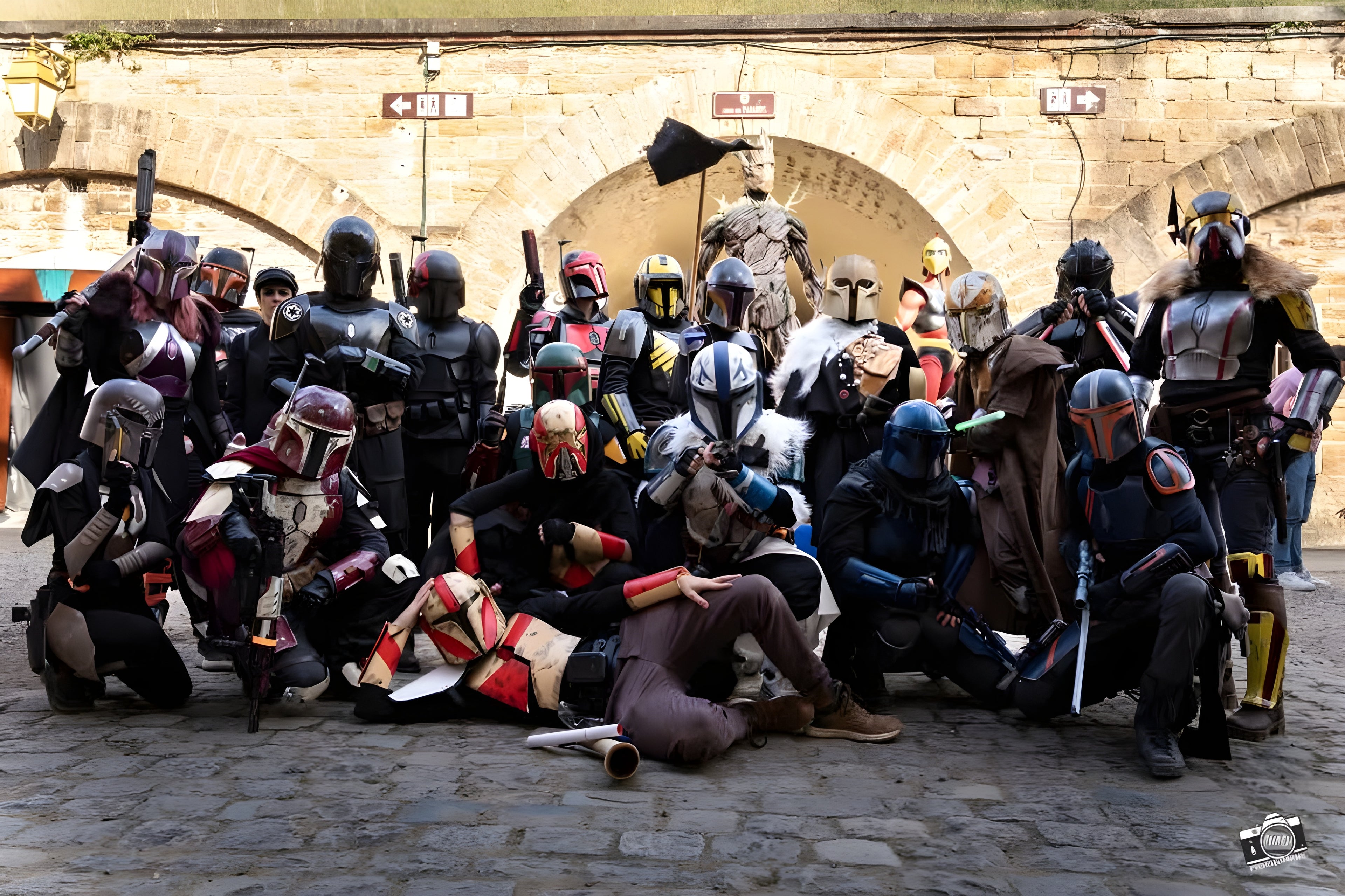 Groupe de cosplayeurs en armures Mandalorian et Star Wars